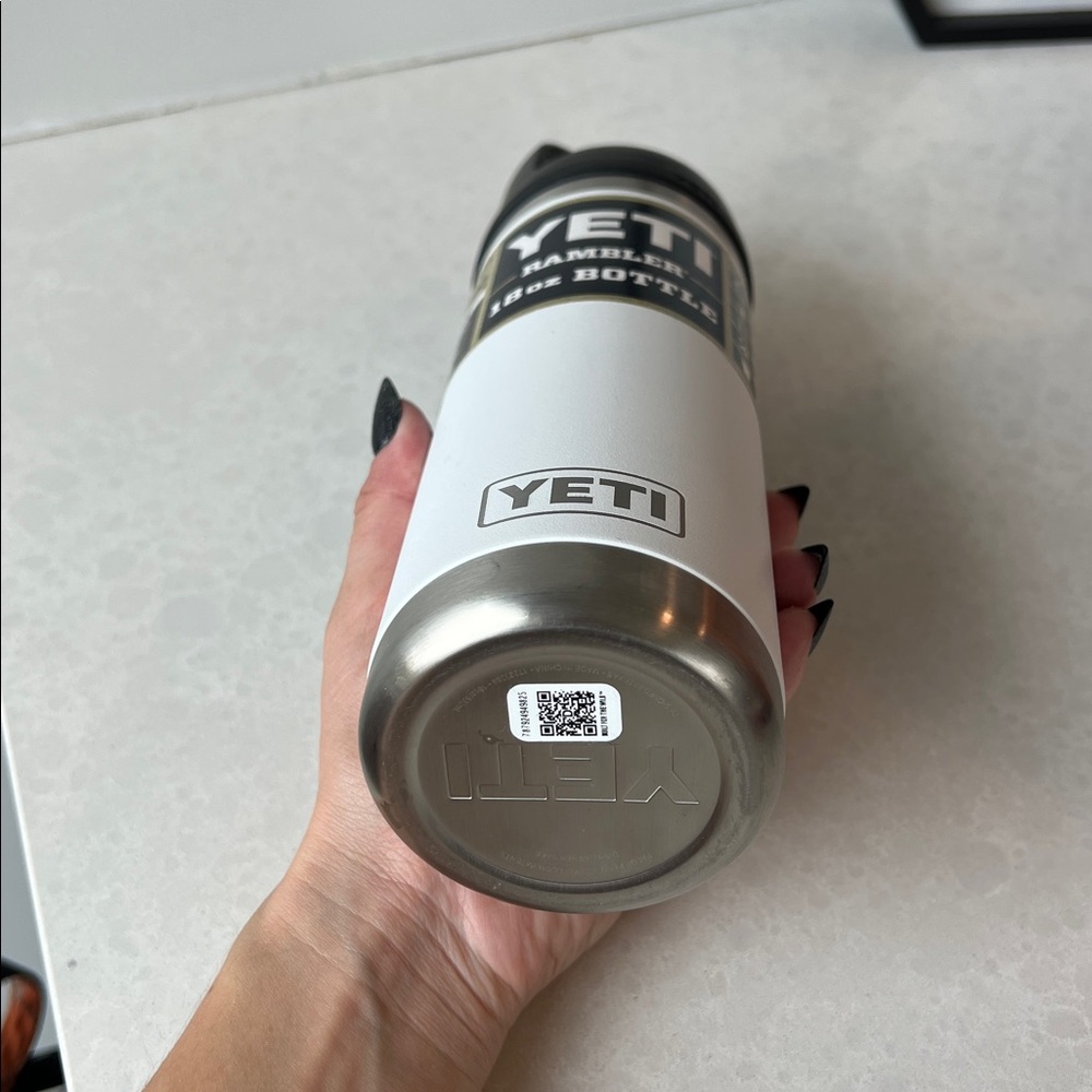 YETI Rambler 18 oz Bottle - Black and White - Picture 3 of 6